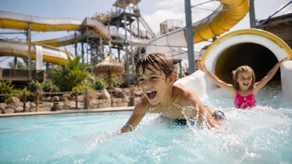 Des toboggans vertigineux aux piscines chauffées : les meilleurs parcs aquatiques en Vendée pour toute la famille